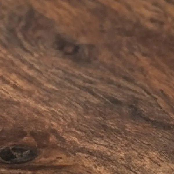 Stark vergrösserter Ausschnitt der Holzmaserung aus dem Originalbild, weich und leicht verschwommen